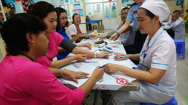 Bác sĩ phụ sản, nữ hộ sinh hiến máu cứu người ngày Thầy thuốc Việt Nam - Ảnh 2.