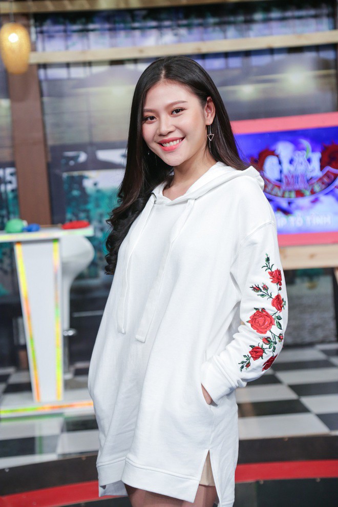 Chúng Huyền Thanh đọc thư tình trên sóng truyền hình khiến chồng xấu hổ đỏ mặt - Ảnh 4. Chúng Huyền Thanh đọc thư tình trên sóng truyền hình khiến chồng xấu hổ đỏ mặt - Ảnh 4.