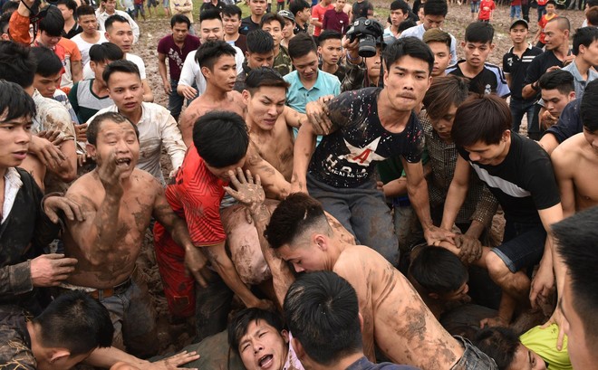 Hỗn loạn hội Hiền Quan (Phú Thọ): Hàng nghìn thanh niên lấm lem bùn lầy, giẫm đạp lên nhau tranh cướp phết - Ảnh 6.