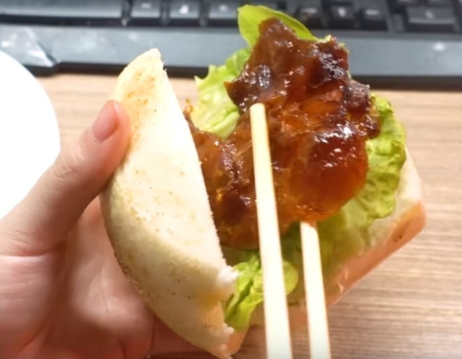 Chỉ có thánh ăn công sở mới dám thử: Lấy máy uốn tóc để nướng thịt làm bánh mì kebab! - Ảnh 4.