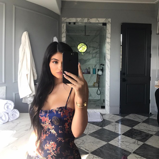 Dù không thừa nhận nhưng đây chính là bằng chứng cho thấy Kylie Jenner đang mang bầu - Ảnh 4. Dù không thừa nhận nhưng đây chính là bằng chứng cho thấy Kylie Jenner đang mang bầu - Ảnh 4.