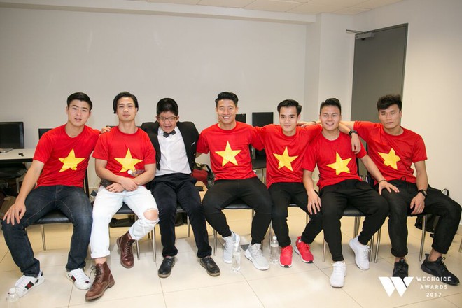 Nguồn cảm hứng màu đỏ từ U23 Việt Nam khiến sân khấu WeChoice Awards bùng nổ - Ảnh 10.