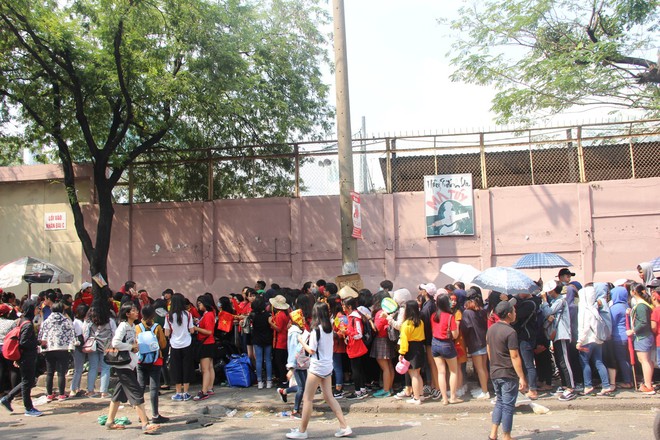 Vé chợ đen tràn ngập, ngang nhiên rao bán 100.000 đồng một vé cho người hâm mộ Sài Gòn để vào sân giao lưu U23 Việt Nam - Ảnh 11.