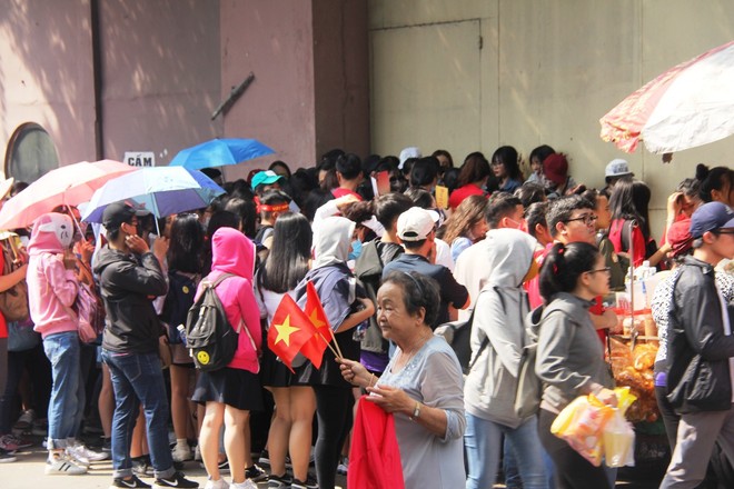 Giới trẻ Sài Gòn xếp hàng dài, chờ đợi từ 12 giờ trưa để được vào sân gặp U23 Việt Nam - Ảnh 2.