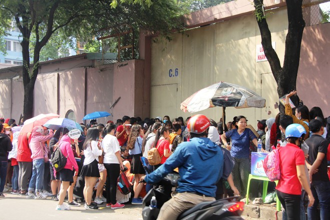 Giới trẻ Sài Gòn xếp hàng dài, chờ đợi từ 12 giờ trưa để được vào sân gặp U23 Việt Nam - Ảnh 3.