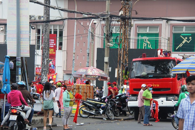 Giới trẻ Sài Gòn xếp hàng dài, chờ đợi từ 12 giờ trưa để được vào sân gặp U23 Việt Nam - Ảnh 15.