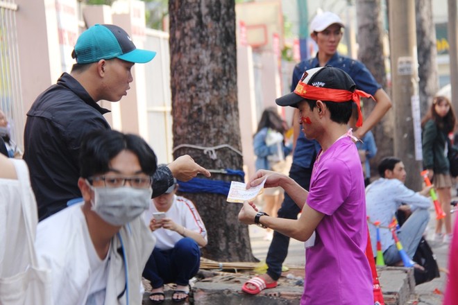 Vé chợ đen tràn ngập, ngang nhiên rao bán 100.000 đồng một vé cho người hâm mộ Sài Gòn để vào sân giao lưu U23 Việt Nam - Ảnh 3.