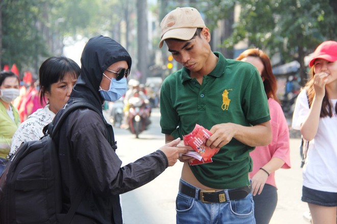 Vé chợ đen tràn ngập, ngang nhiên rao bán 100.000 đồng một vé cho người hâm mộ Sài Gòn để vào sân giao lưu U23 Việt Nam - Ảnh 1.