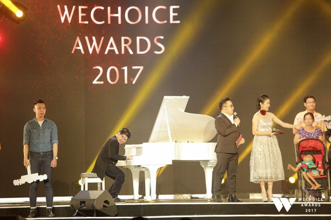Vỡ òa với khoảnh khắc con trai Quốc Tuấn - bé Bôm đệm đàn cho Sơn Tùng M-TP hát - Ảnh 8. Vỡ òa với khoảnh khắc con trai Quốc Tuấn - bé Bôm đệm đàn cho Sơn Tùng M-TP hát - Ảnh 8.