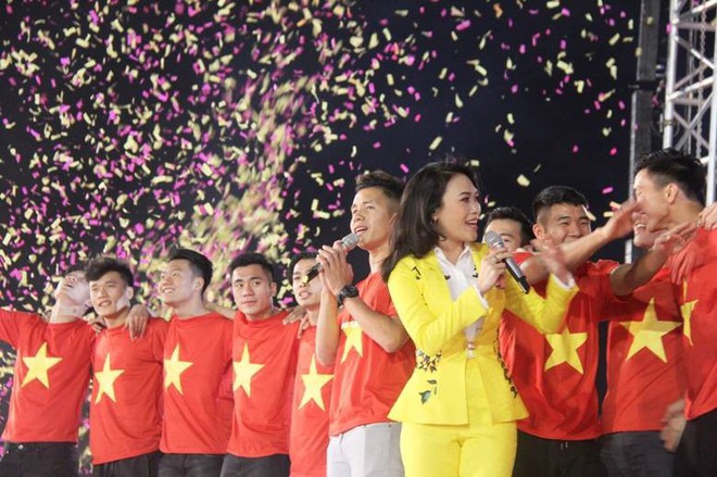 U23 Việt Nam lại nhận thêm 10 tỷ đồng tiền thưởng, buổi giao lưu kết thúc chóng vánh - Ảnh 1.
