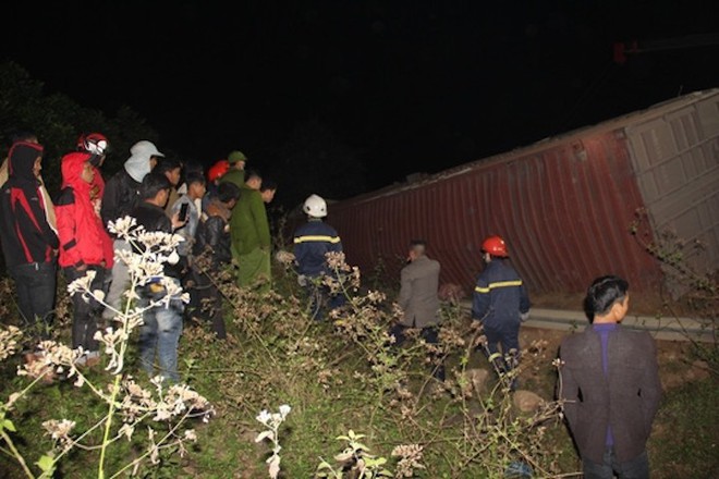 Container trọng tải 50 tấn lật trên quốc lộ đè chết 2 phụ nữ đi bộ - Ảnh 1.