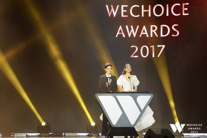 Không diện váy vóc điệu đà, HHen Niê và Kỳ Duyên vẫn tỏa sáng rực rỡ trên thảm đỏ Wechoice Awards 2017 - Ảnh 2.