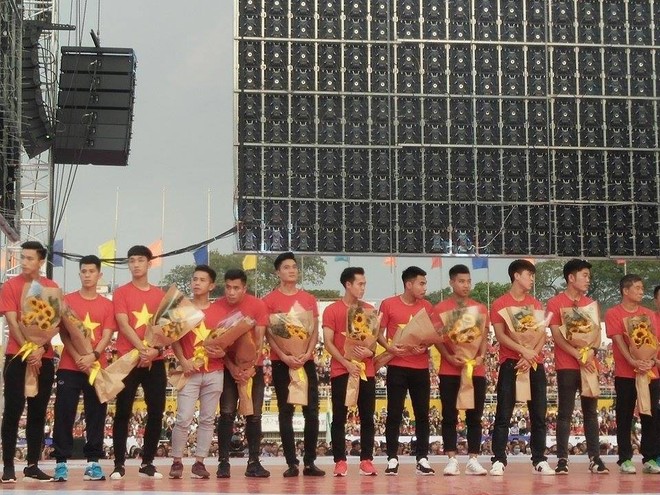 U23 Việt Nam lại nhận thêm 10 tỷ đồng tiền thưởng, buổi giao lưu kết thúc chóng vánh - Ảnh 23.