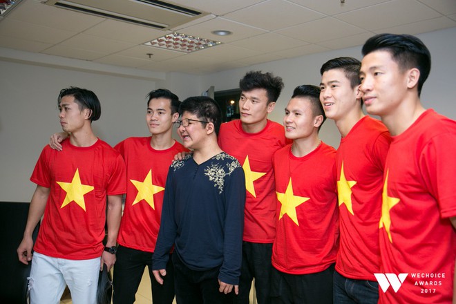 Khoảnh khắc đẹp nhất WeChoice: Bé Bôm cười rạng rỡ giữa dàn cầu thủ U23 Việt Nam  - Ảnh 1.