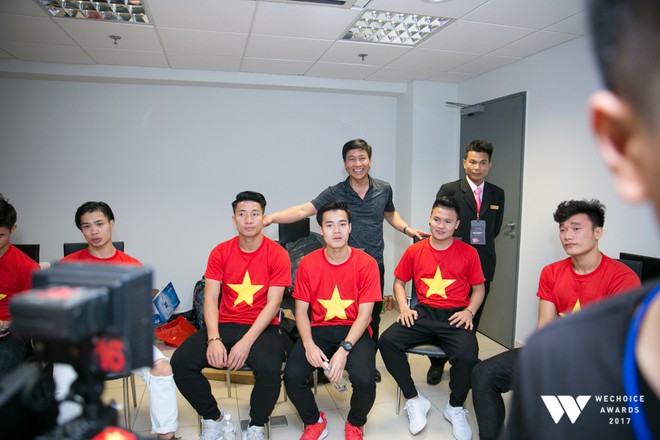 Khoảnh khắc đẹp nhất WeChoice: Bé Bôm cười rạng rỡ giữa dàn cầu thủ U23 Việt Nam  - Ảnh 2.