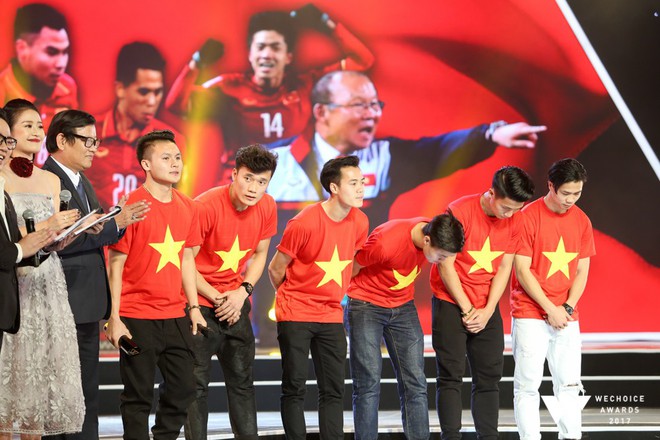 Khoảnh khắc đẹp nhất WeChoice: Bé Bôm cười rạng rỡ giữa dàn cầu thủ U23 Việt Nam  - Ảnh 6.