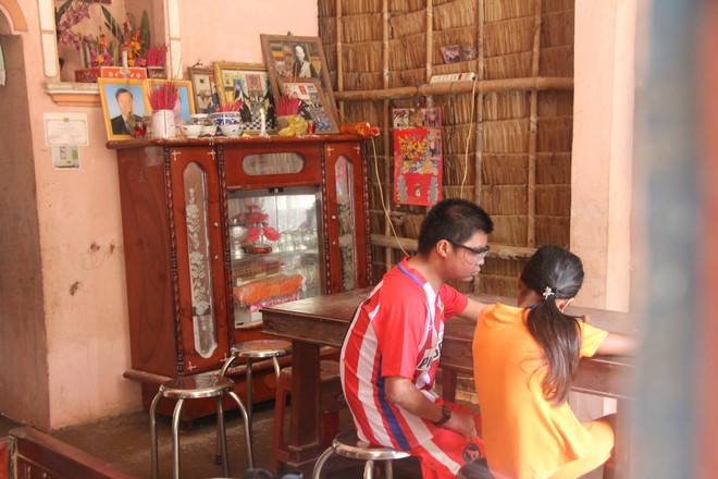 Bố mất chưa giỗ đầu thì mẹ qua đời, em gái 10 tuổi đau đớn nhìn anh trai mắc bệnh hiểm nghèo mà không có tiền chữa - Ảnh 14. Bố mất chưa giỗ đầu thì mẹ qua đời, em gái 10 tuổi đau đớn nhìn anh trai mắc bệnh hiểm nghèo mà không có tiền chữa - Ảnh 14.