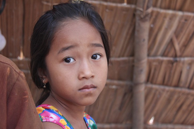 Xót cảnh 3 đứa trẻ không rành tiếng Việt theo bà cố đi lượm trái bàng về bán lấy tiền nuôi bà ngoại khùng - Ảnh 8.