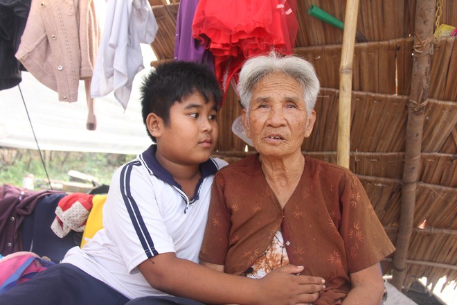 Xót cảnh 3 đứa trẻ không rành tiếng Việt theo bà cố đi lượm trái bàng về bán lấy tiền nuôi bà ngoại khùng - Ảnh 4.