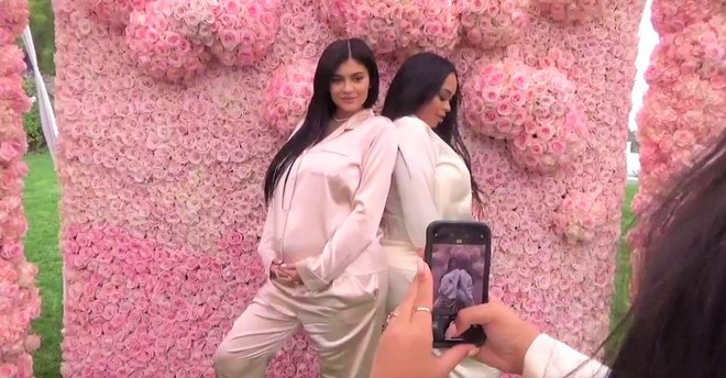 Hóa ra, Kylie Jenner đã luôn thả thính 3 dấu hiệu màu hồng khoe khéo về giới tính bé con mới chào đời  - Ảnh 1.