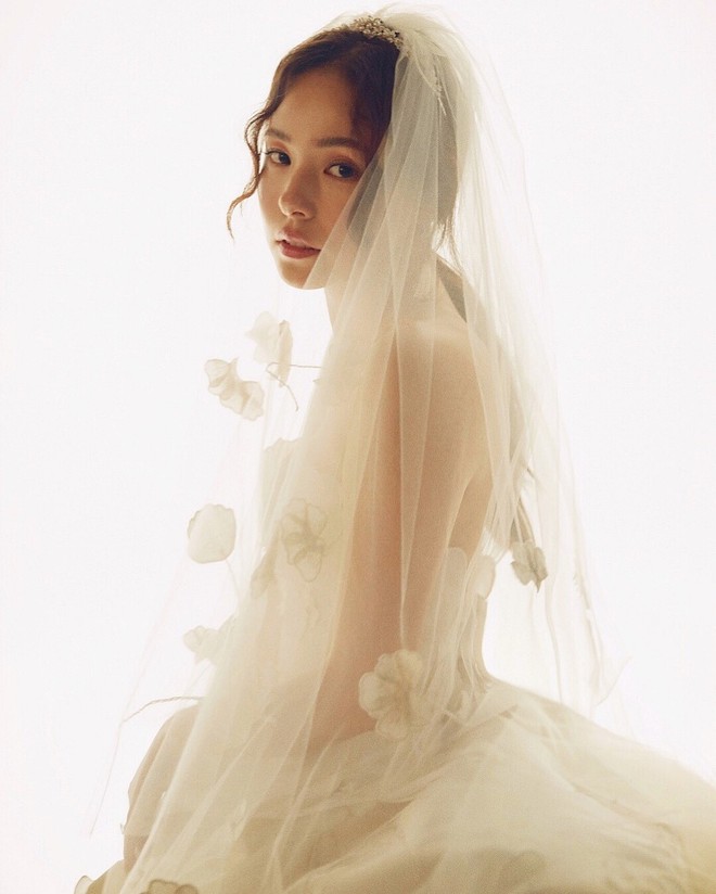 Khoảnh khắc Min Hyo Rin đạt đến đỉnh cao nhan sắc: Khi trở thành cô dâu trong bộ váy cưới trắng muốt - Ảnh 1.