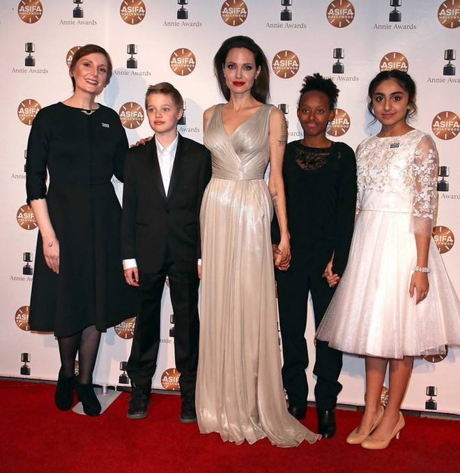 Angelina Jolie diện váy 2 dây, khoe trọn vẻ quyến rũ mặn mà bên hai con gái cưng - Ảnh 2.