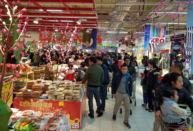 Hà Nội: Cận Tết, các siêu thị, trung tâm thương mại chật như nêm vì người mua sắm quá đông - Ảnh 5.