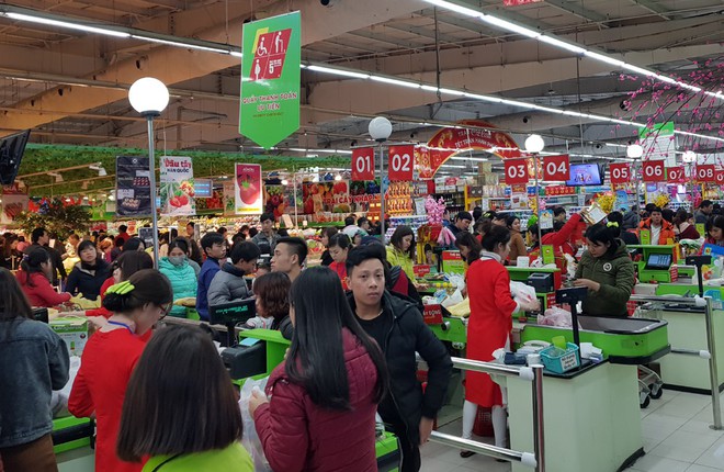 Hà Nội: Cận Tết, các siêu thị, trung tâm thương mại chật như nêm vì người mua sắm quá đông - Ảnh 10.