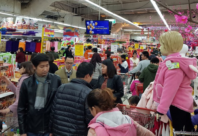 Hà Nội: Cận Tết, các siêu thị, trung tâm thương mại chật như nêm vì người mua sắm quá đông - Ảnh 2.