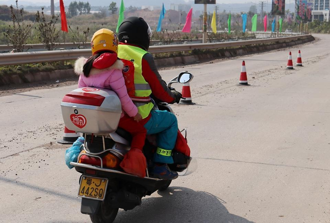 Bố buộc con sau xe máy cùng đống hành lý ngổn ngang, cùng dòng người vượt 500km về quê ăn Tết - Ảnh 3.