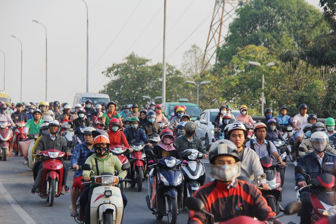 Sài Gòn lạnh bất ngờ nhiệt độ xuống thấp đến 19 độ C, người dân co ro đi làm trong những ngày cuối năm - Ảnh 1.