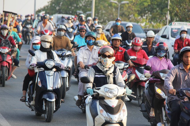 Sài Gòn lạnh bất ngờ nhiệt độ xuống thấp đến 19 độ C, người dân co ro đi làm trong những ngày cuối năm - Ảnh 14.