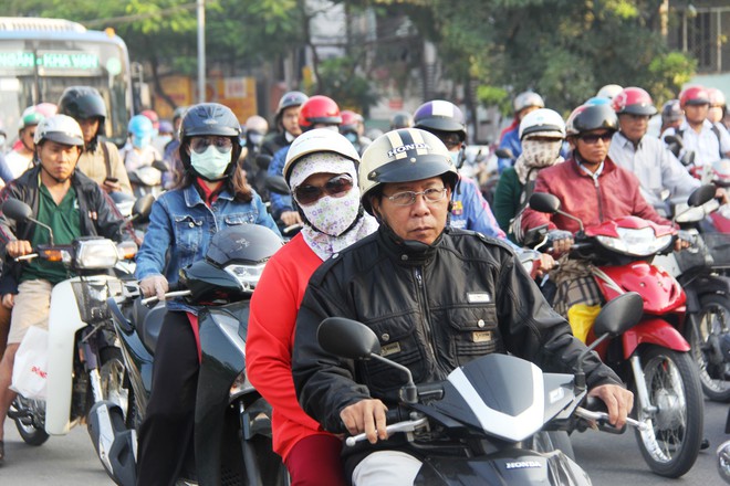 Sài Gòn lạnh bất ngờ nhiệt độ xuống thấp đến 19 độ C, người dân co ro đi làm trong những ngày cuối năm - Ảnh 11.