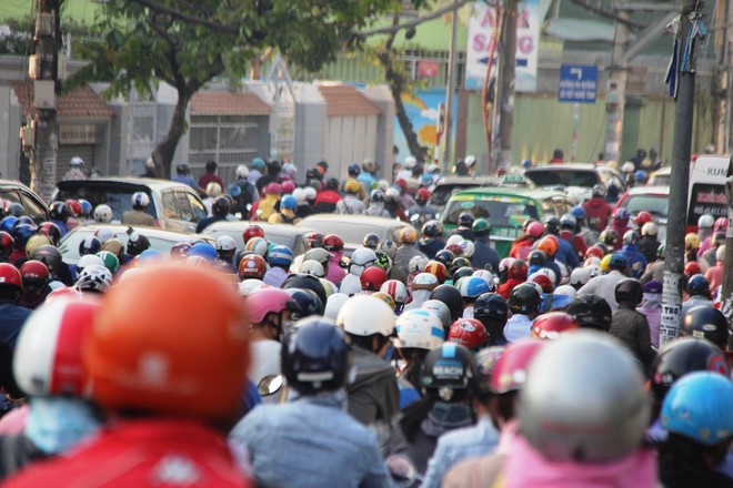 Sài Gòn lạnh bất ngờ nhiệt độ xuống thấp đến 19 độ C, người dân co ro đi làm trong những ngày cuối năm - Ảnh 8.