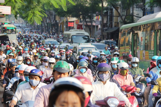 Sài Gòn lạnh bất ngờ nhiệt độ xuống thấp đến 19 độ C, người dân co ro đi làm trong những ngày cuối năm - Ảnh 9.