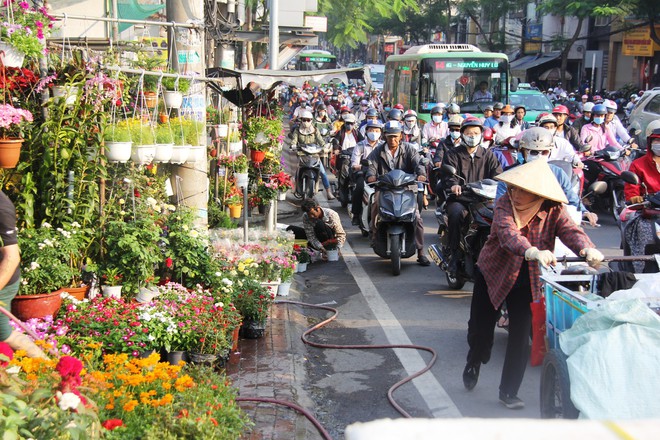 Sài Gòn lạnh bất ngờ nhiệt độ xuống thấp đến 19 độ C, người dân co ro đi làm trong những ngày cuối năm - Ảnh 12.