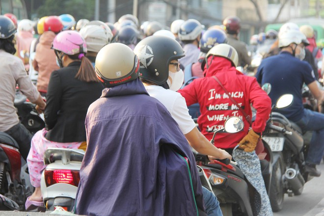 Sài Gòn lạnh bất ngờ nhiệt độ xuống thấp đến 19 độ C, người dân co ro đi làm trong những ngày cuối năm - Ảnh 4.