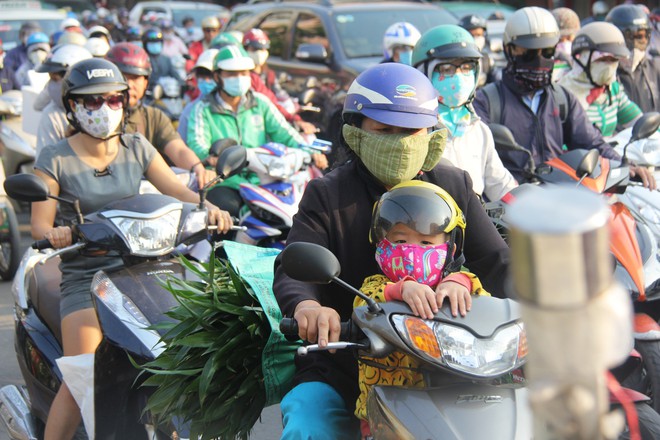 Sài Gòn lạnh bất ngờ nhiệt độ xuống thấp đến 19 độ C, người dân co ro đi làm trong những ngày cuối năm - Ảnh 5.