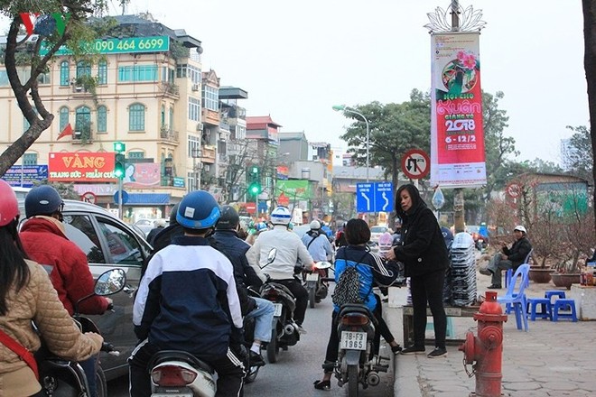 Đổ hàng Tết tràn xuống đường, giao thông Hà Nội thêm tắc nghẽn - Ảnh 3.