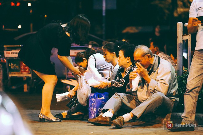 Hàng nghìn người vật vờ lúc nửa đêm ở sân bay Tân Sơn Nhất đón Việt kiều về quê ăn Tết Mậu Tuất - Ảnh 21.