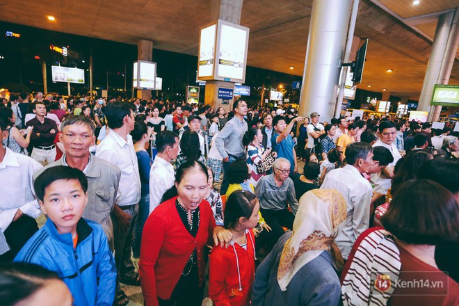 Hàng nghìn người vật vờ lúc nửa đêm ở sân bay Tân Sơn Nhất đón Việt kiều về quê ăn Tết Mậu Tuất - Ảnh 4.