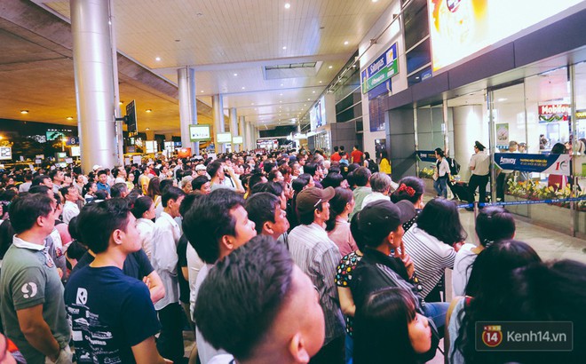 Hàng nghìn người vật vờ lúc nửa đêm ở sân bay Tân Sơn Nhất đón Việt kiều về quê ăn Tết Mậu Tuất - Ảnh 5.