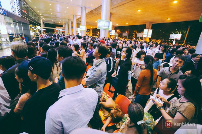 Hàng nghìn người vật vờ lúc nửa đêm ở sân bay Tân Sơn Nhất đón Việt kiều về quê ăn Tết Mậu Tuất - Ảnh 7.