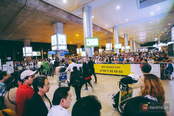 Hàng nghìn người vật vờ lúc nửa đêm ở sân bay Tân Sơn Nhất đón Việt kiều về quê ăn Tết Mậu Tuất - Ảnh 8.