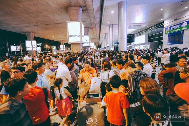 Hàng nghìn người vật vờ lúc nửa đêm ở sân bay Tân Sơn Nhất đón Việt kiều về quê ăn Tết Mậu Tuất - Ảnh 9.