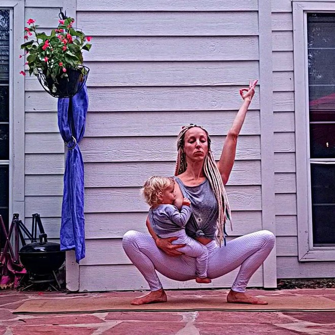 Hình ảnh tuyệt vời của bà mẹ vừa tập yoga vừa cho con bú thu hút hàng triệu người xem - Ảnh 18.