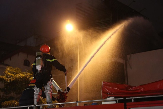 Hà Nội: Cháy tòa nhà 5 tầng trên phố Trần Duy Hưng, khói bốc lên ngùn ngụt - Ảnh 3. Hà Nội: Cháy tòa nhà 5 tầng trên phố Trần Duy Hưng, khói bốc lên ngùn ngụt - Ảnh 3.