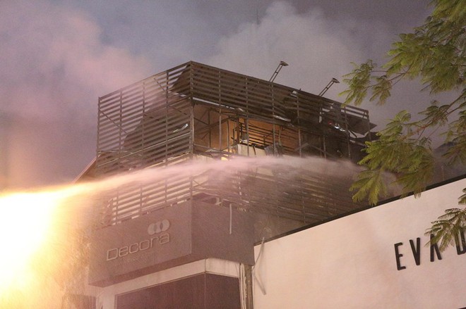 Hà Nội: Cháy tòa nhà 5 tầng trên phố Trần Duy Hưng, khói bốc lên ngùn ngụt - Ảnh 4.
