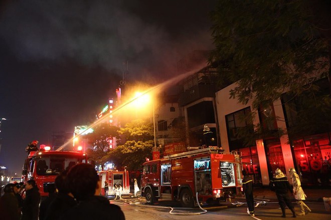 Hà Nội: Cháy tòa nhà 5 tầng trên phố Trần Duy Hưng, khói bốc lên ngùn ngụt - Ảnh 5.