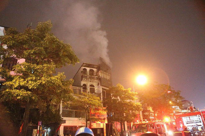 Hà Nội: Cháy tòa nhà 5 tầng trên phố Trần Duy Hưng, khói bốc lên ngùn ngụt - Ảnh 7. Hà Nội: Cháy tòa nhà 5 tầng trên phố Trần Duy Hưng, khói bốc lên ngùn ngụt - Ảnh 7.